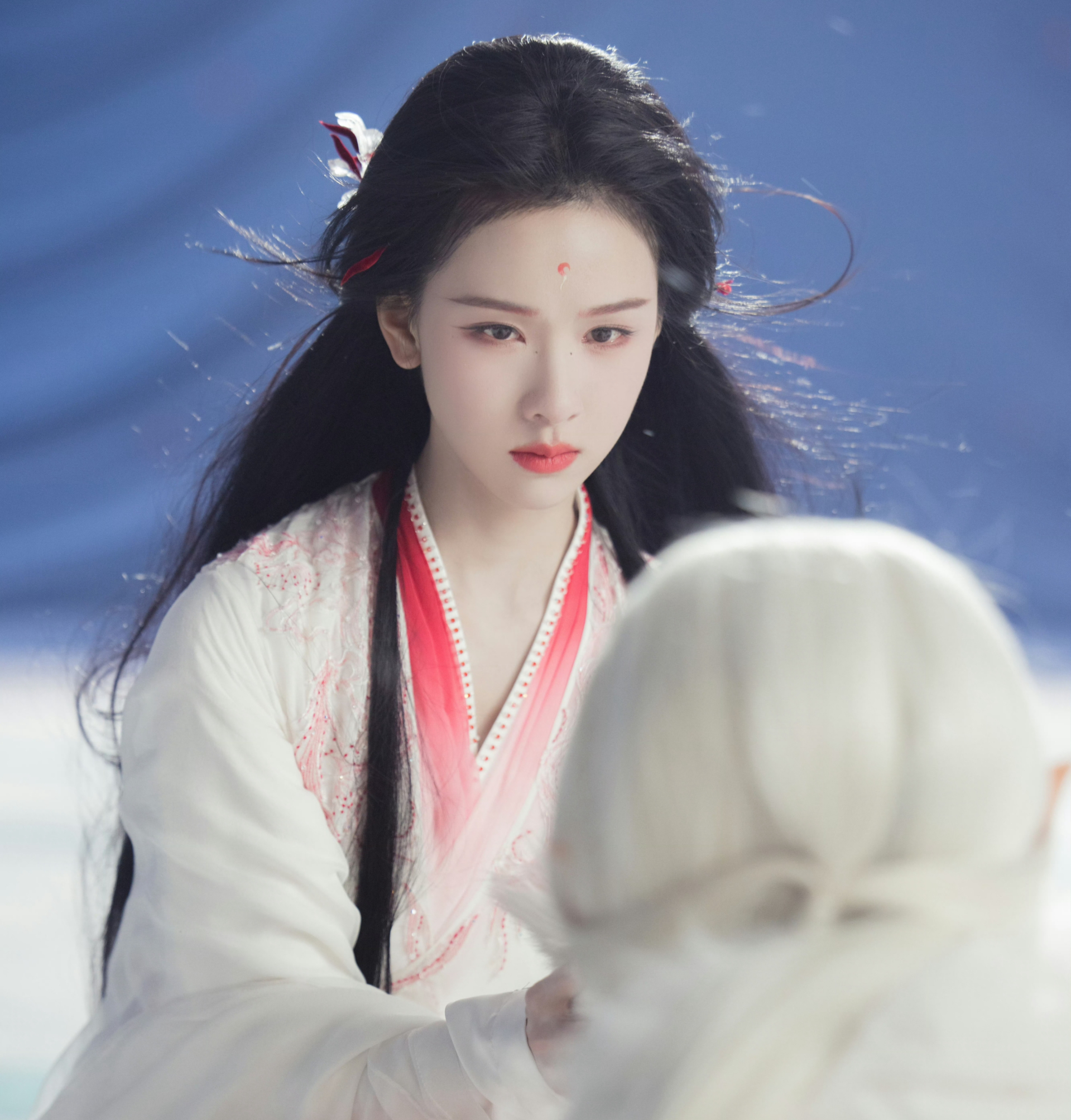 Phong thái cổ trang của Trần Đô Linh được khen ngợi đẹp nhất trong lứa diễn viên trẻ hiện tại.