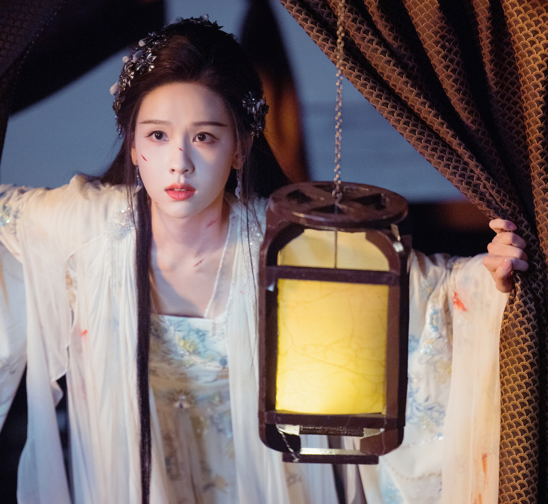 Bên cạnh đó, Trần Đô Linh sở hữu khí chất thanh tao trang nhã, mỗi cử chỉ đều thanh lịch giống như tiểu thư gia tộc quyền quý được đào tạo lễ nghi từ khi còn nhỏ.