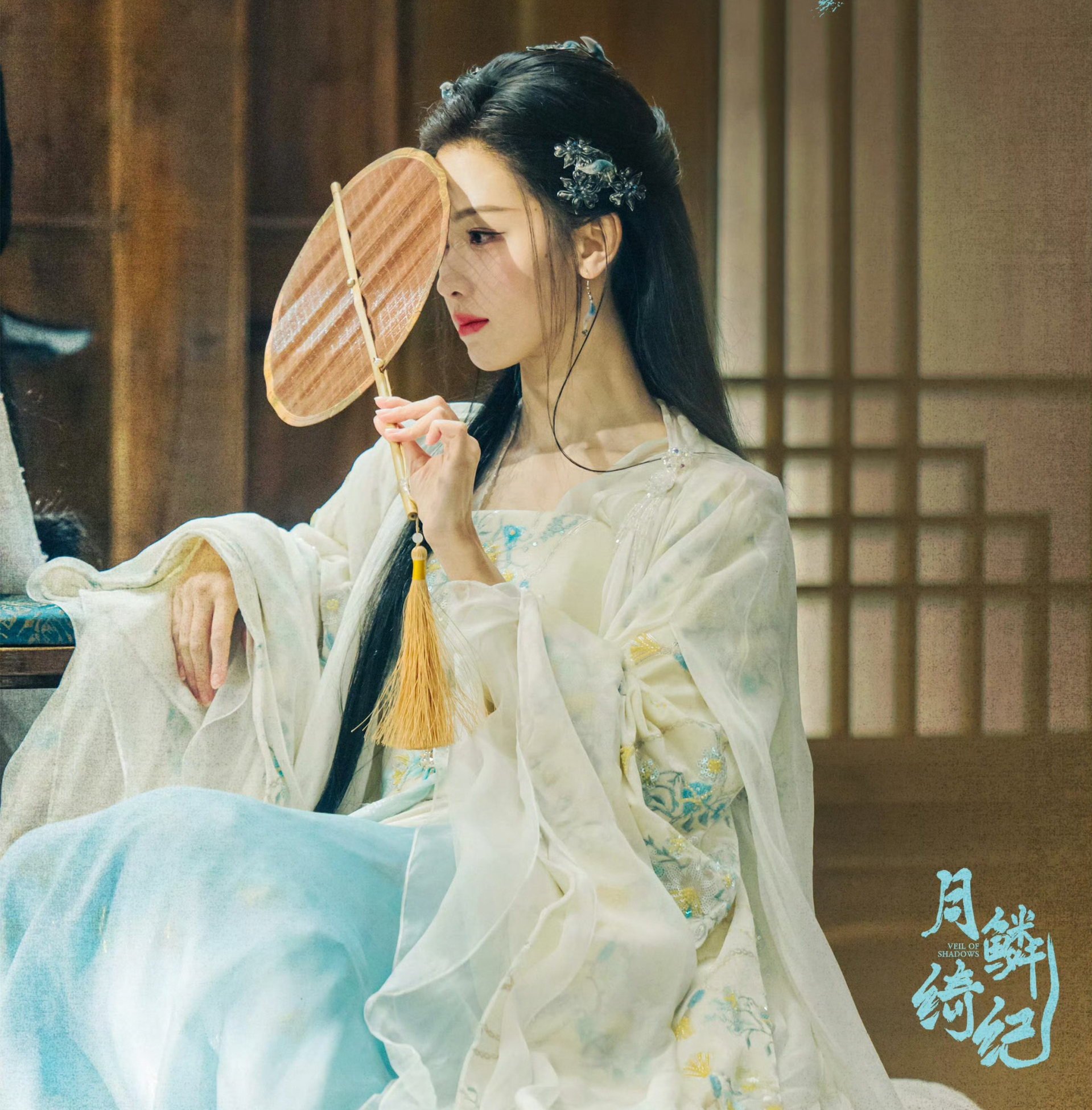 Tạo hình cổ trang của Trần Đô Linh luôn được khen ngợi. Nữ diễn viên sở hữu chiều cao 1,68m cùng thân hình thon gọn mỏng manh rất hợp để mặc những bộ trang phục nhiều lớp.