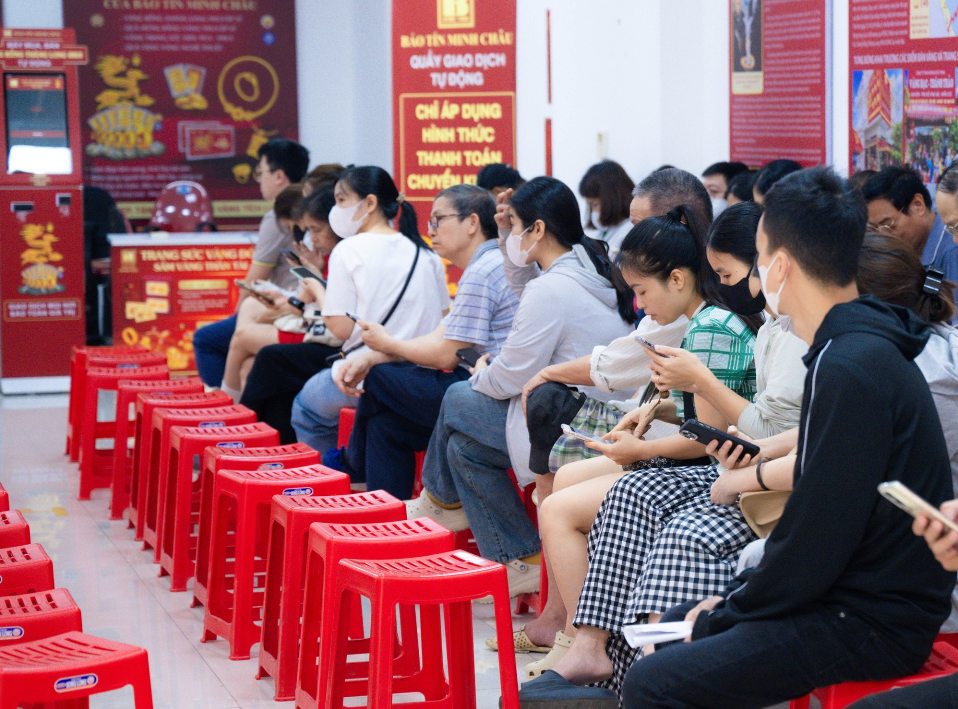 Người dân ngồi chờ đợi giao dịch trong sáng nay (7/4)