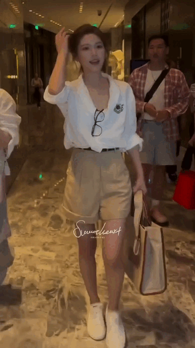 Triệu Lộ Tư không cao nhưng mặc gì cũng đẹp, đến áo sơ mi basic cũng 