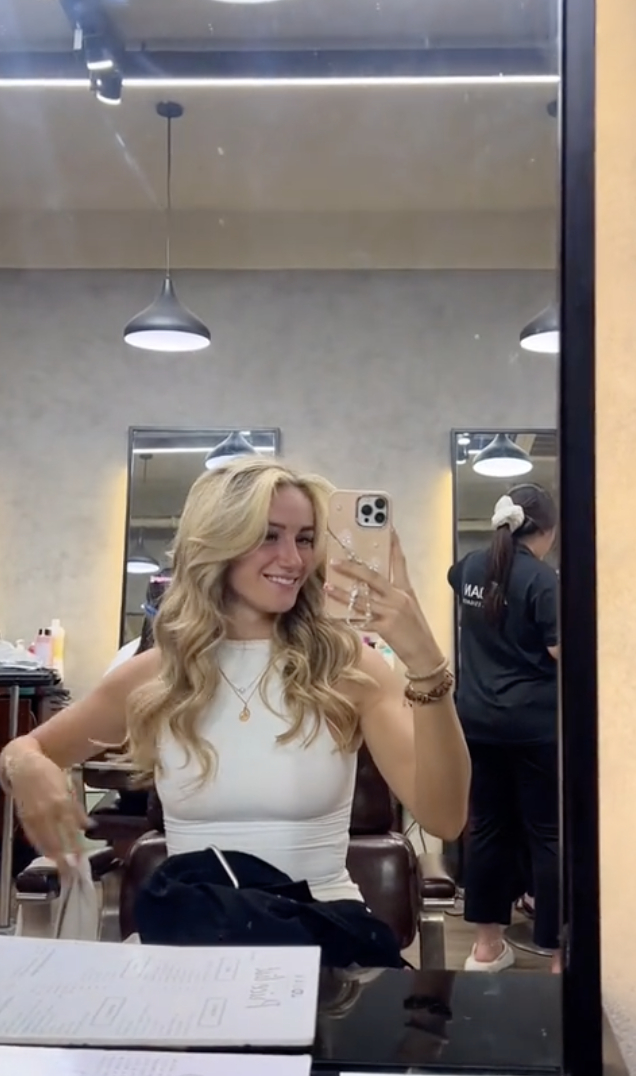 Một du khách người Anh bất ngờ khi đi gội đầu tại Hội An được sấy tạo kiểu xịn xò nhưng chỉ hết 8 bảng Anh (khoảng 280 nghìn đồng). (Nguồn: @vic_whitehouse)