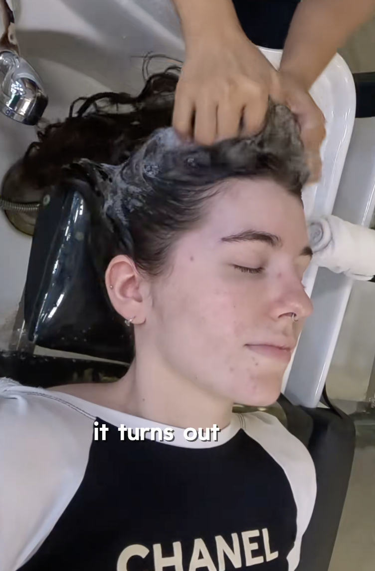 Không ít du khách cho rằng thử trải nghiệm dịch vụ gội đầu mới hiểu vì sao ở Việt Nam, người ta thường không gội đầu tại nhà (Nguồn: @two_peas_abroad)