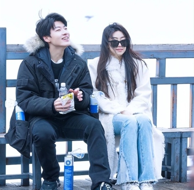 Bái Bái (bạn gái cũ của Đằng Quang Chính) đã công khai tố kỹ sư công nghệ ngoại tình, còn Tôn Di là kẻ thứ 3. Ảnh: Sohu.