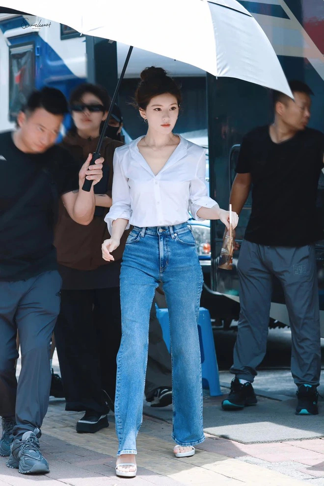 Triệu Lộ Tư không cao nhưng mặc gì cũng đẹp, đến áo sơ mi basic cũng 