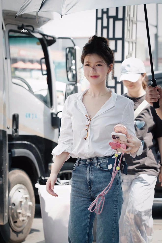 Triệu Lộ Tư không cao nhưng mặc gì cũng đẹp, đến áo sơ mi basic cũng 