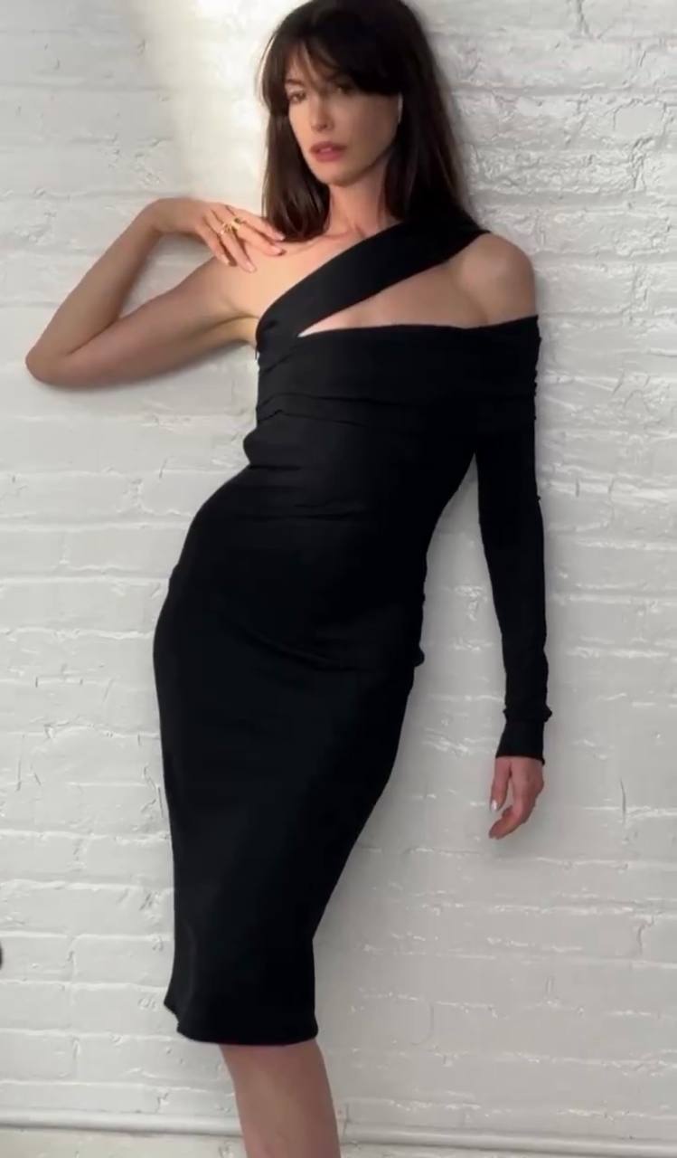 Minh tinh The Devil Wears Prada khoe vóc dáng nuột nà trong những mẫu váy ôm sát cơ thể.