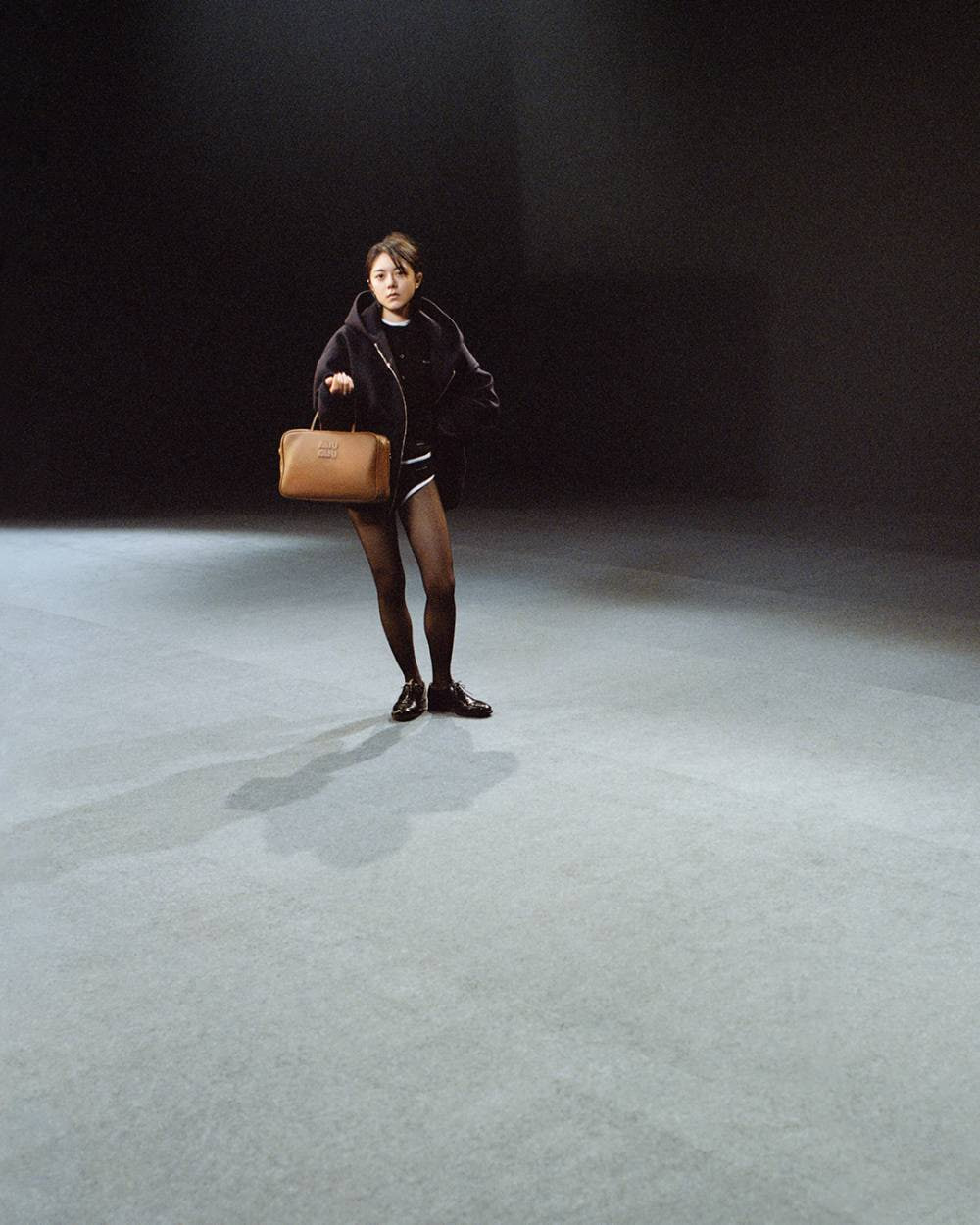 Tổng thể bức hình rất mất cân đối của Miu Miu và Triệu Kim Mạch. Đến tận giờ, nhiều người vẫn hiểu được ngụ ý của ekip. (Ảnh: Weibo)