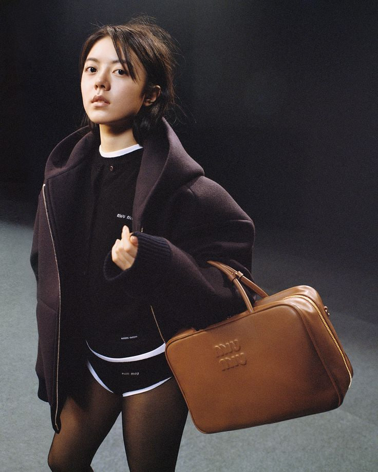 Góc máy khiến nữ diễn viên trông bị đầu to - người nhỏ, thần sắc tả tơi. (Ảnh: Weibo)