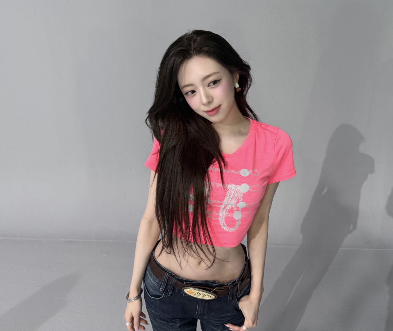 YUNA liên tục giữ được sự chú ý nhờ nhan sắc trẻ trung và vóc dáng cân đối (Ảnh:JYPE)