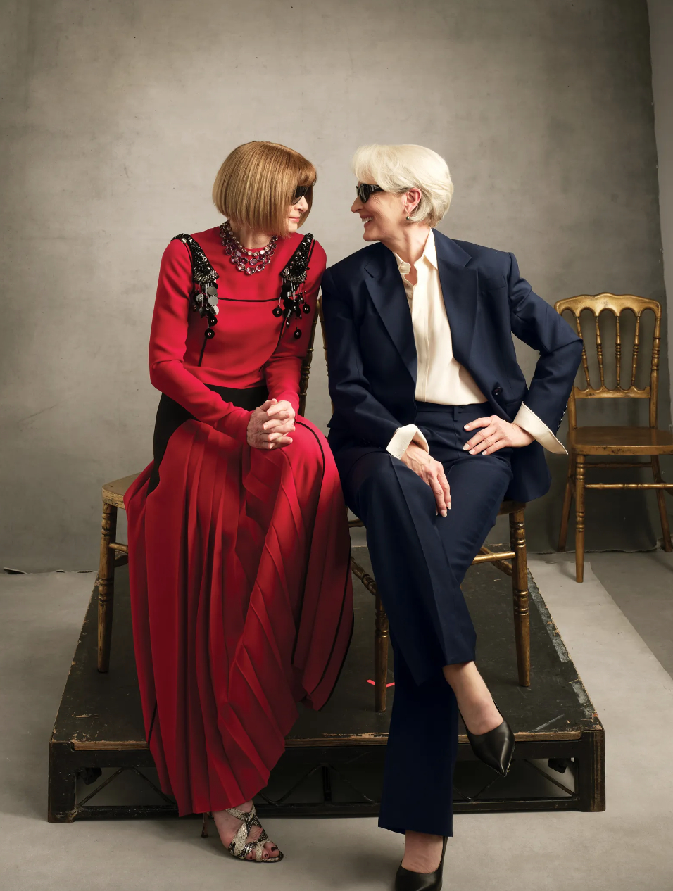 Cả hai bà trùm đều mặc trang phục của Prada. Ảnh: Vogue