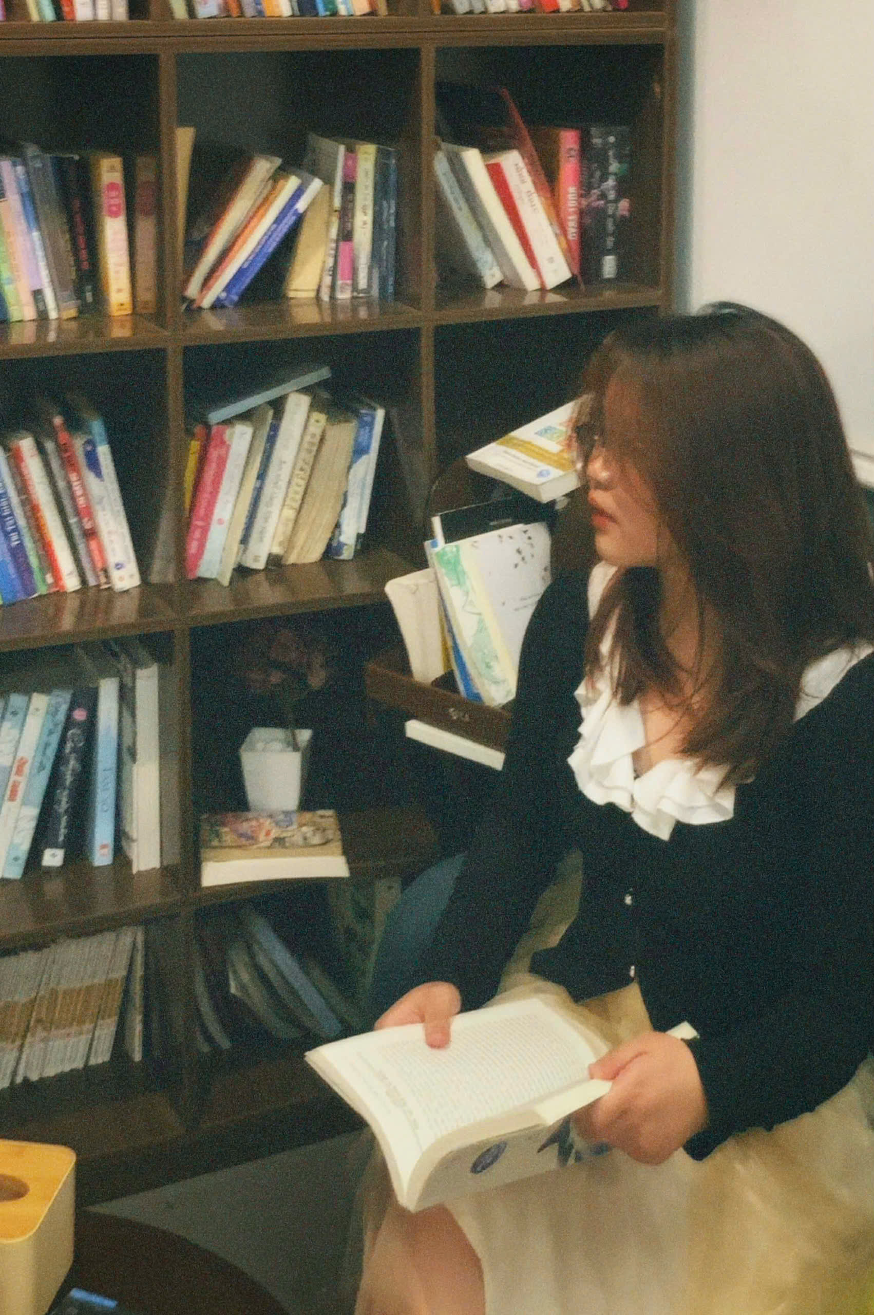 Với Khánh Linh, quán cà phê gần như đã trở thành một phần mặc định trong nhịp học tập mỗi khi cần làm bài nhóm hay chạy deadline. (Ảnh: NVCC)