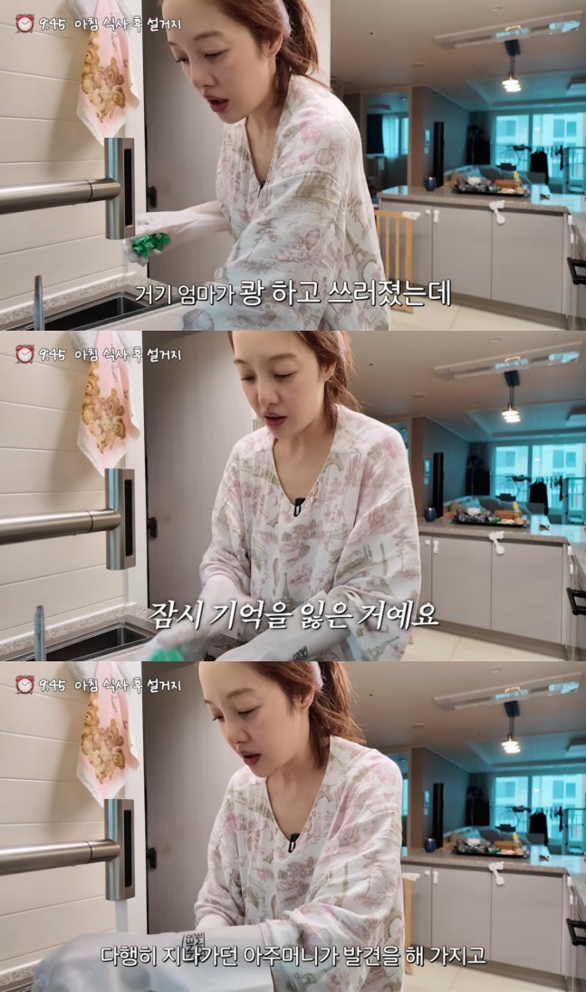 Hwang Bora tự trách bản thân là người con gái tồi tệ, kết hôn quá muộn, con còn nhỏ trong khi bố mẹ ngày càng già yếu. Ảnh: Xports News