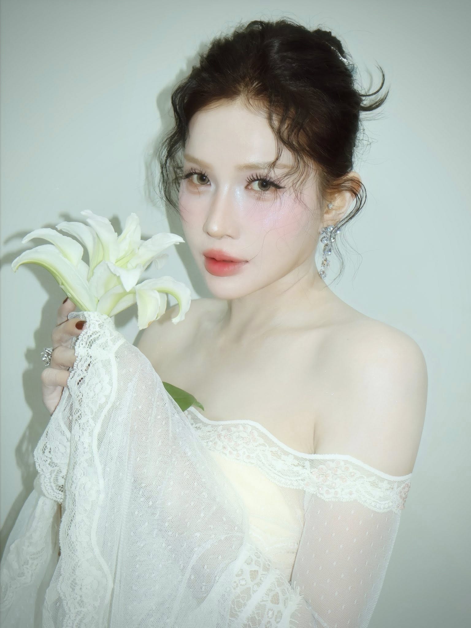 Khả Như liên tục thả hint về váy cưới, khiến cư dân mạng không khỏi nghi vấn đây là tín hiệu cô và Huỳnh Phương sắp về chung một nhà