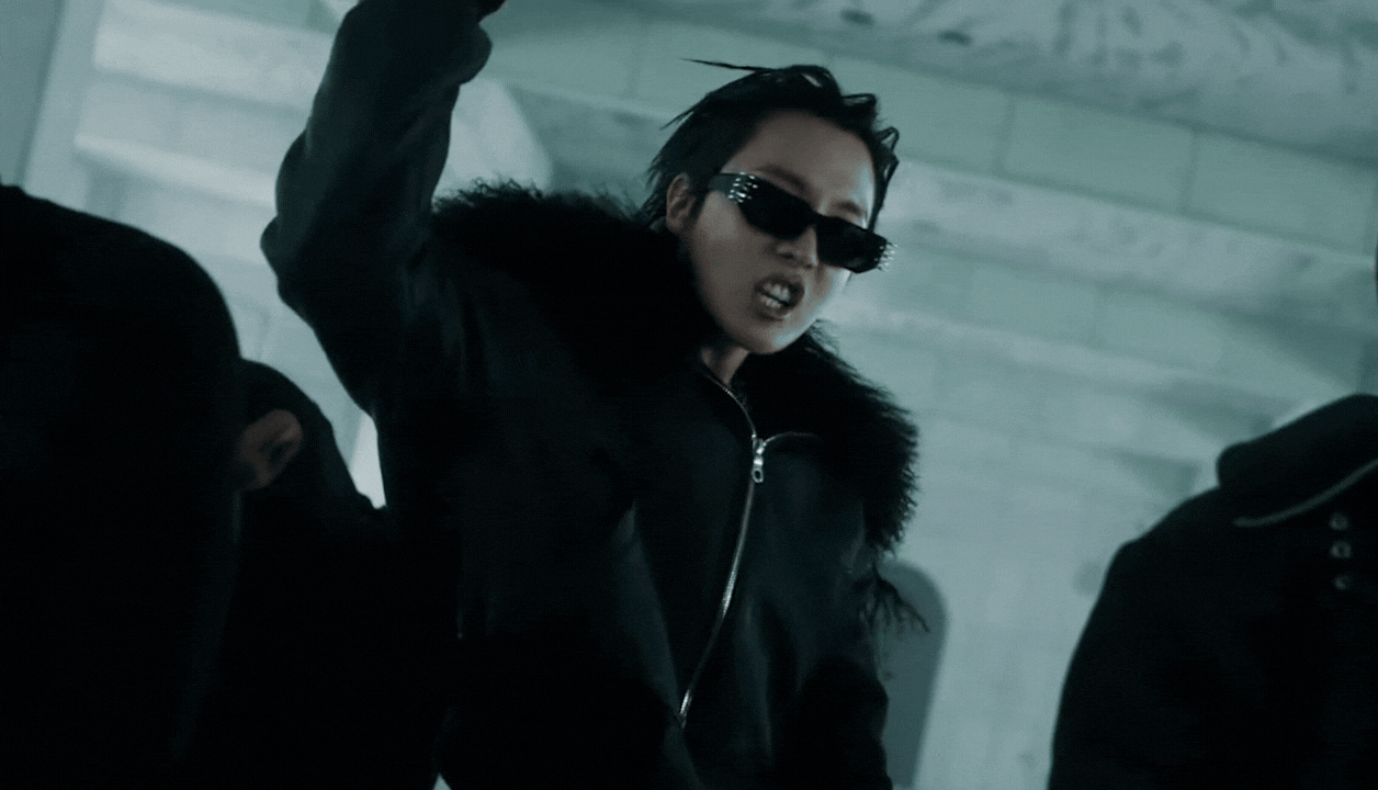 BTS rất đẹp trai, nhưng vẫn bị mỹ nữ chân dài hơn kiếm Nhật “giật spotlight”