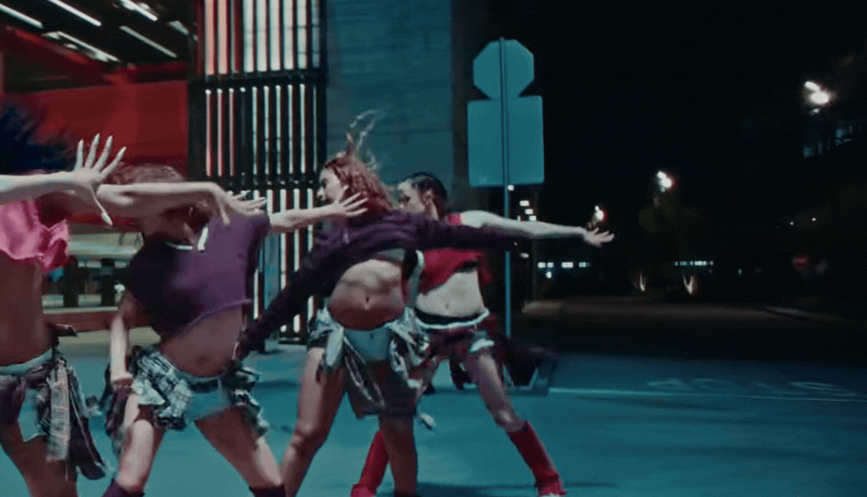 Con gái Angelina Jolie chấp nhận làm nền, xuất hiện 10 giây gây sốt điên đảo vì quá xinh