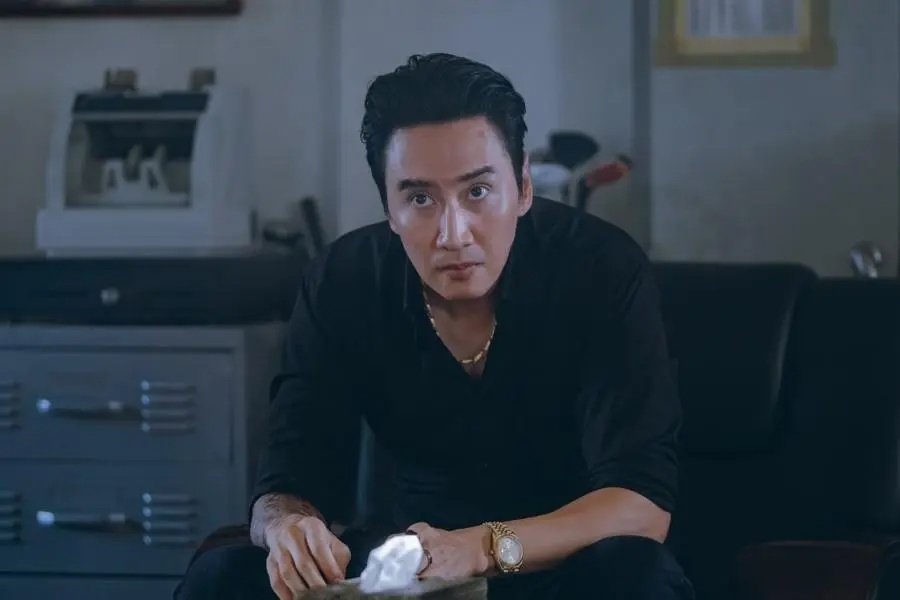 Hoàng tử châu Á lộ vết sẹo dài trên mặt, mấy chục năm trời chưa bao giờ đáng sợ đến thế