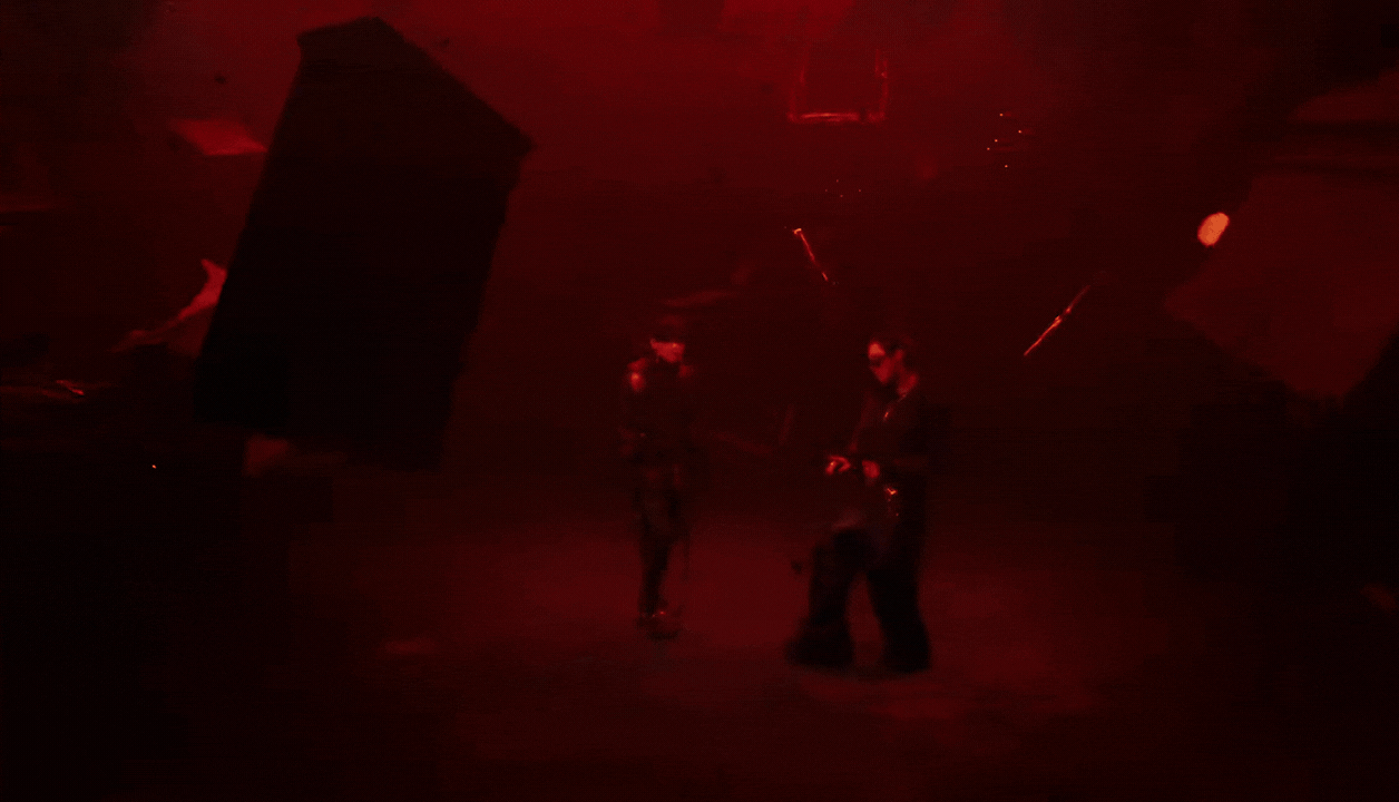 Hiệu ứng thị giác nổi bật không gian ma mị mà còn đẩy mạnh nhịp độ dồn dập của bài hát