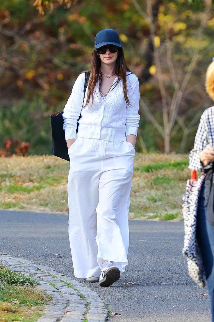 Anne Hathaway chứng minh: Diện quần càng dài, vẻ ngoài càng sang