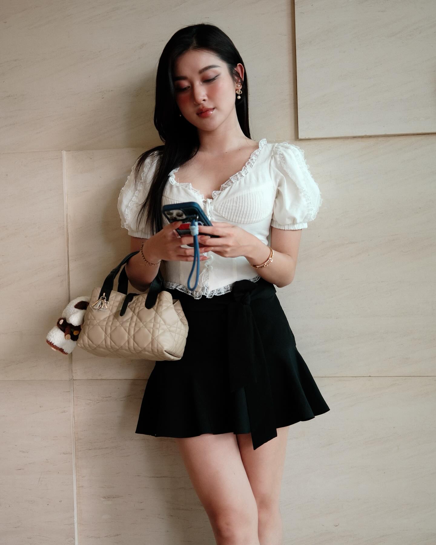 Huyền My cũng đã xóa đi hình ảnh đôi giày cùng những món đồ gây tranh cãi 