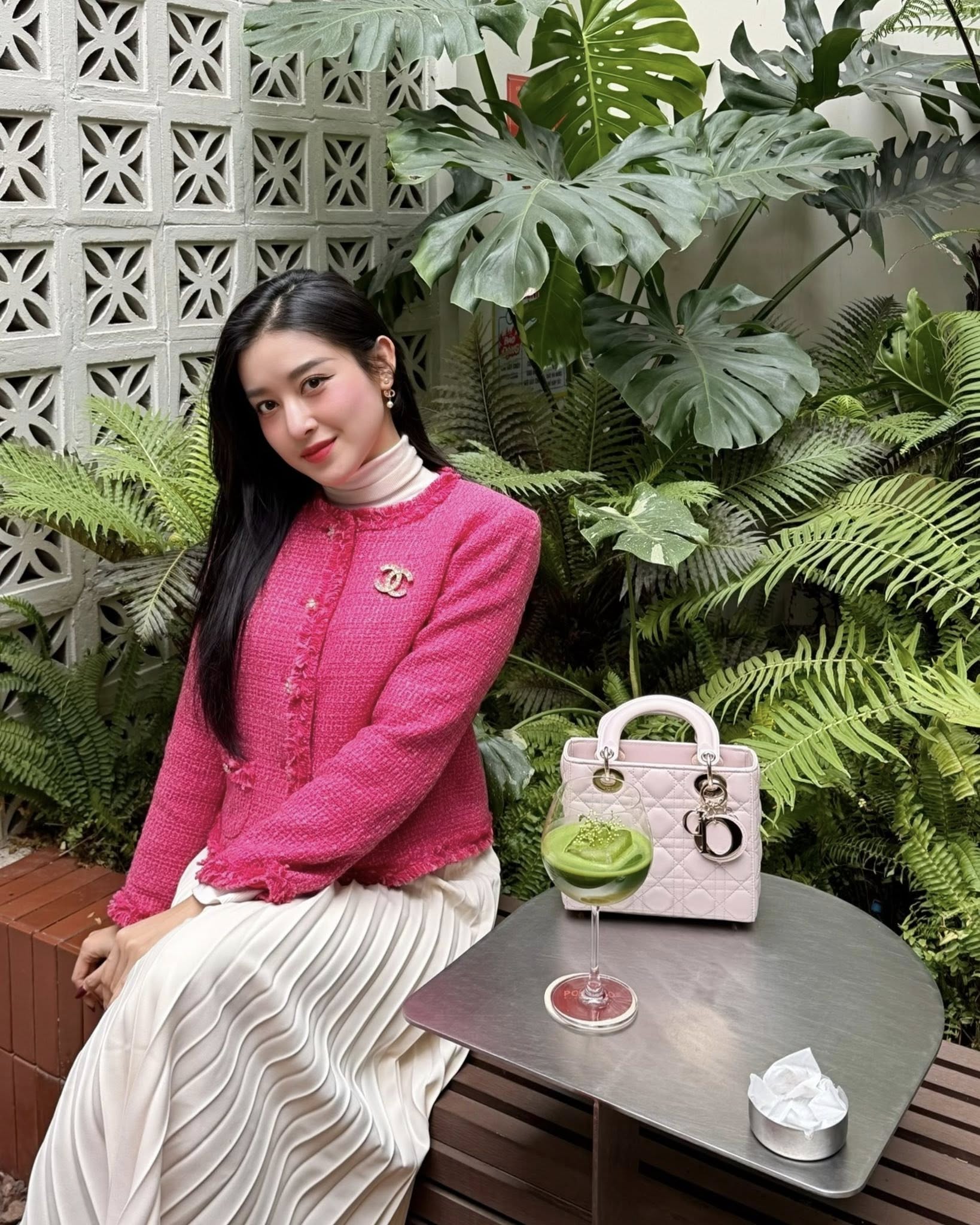   Người đẹp 9x lên tiếng cho biết cô không đặt nặng vấn đề tiền bạc khi thanh lý mà chủ yếu muốn giải phóng không gian trong nhà. Ảnh: FBNV  