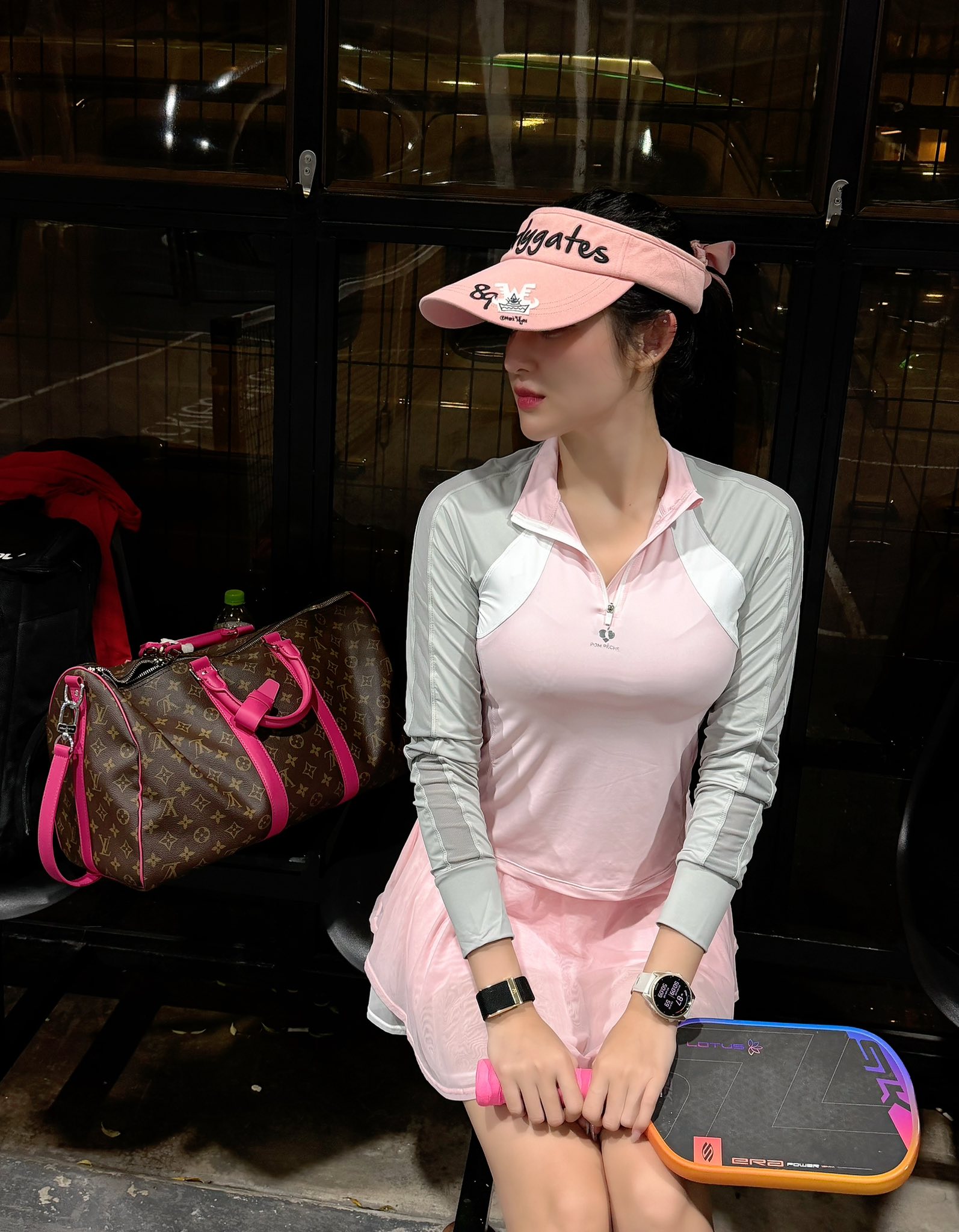 Đến khi đánh pickleball thì nàng hậu cũng xúng xính chiếc túi xách đến từ thương hiệu đắt đỏ