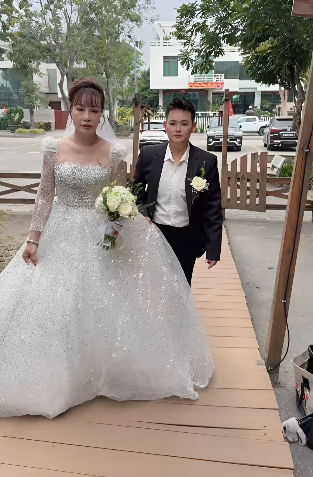 Cặp đôi đi chụp ảnh cưới khiến nhiều người chú ý