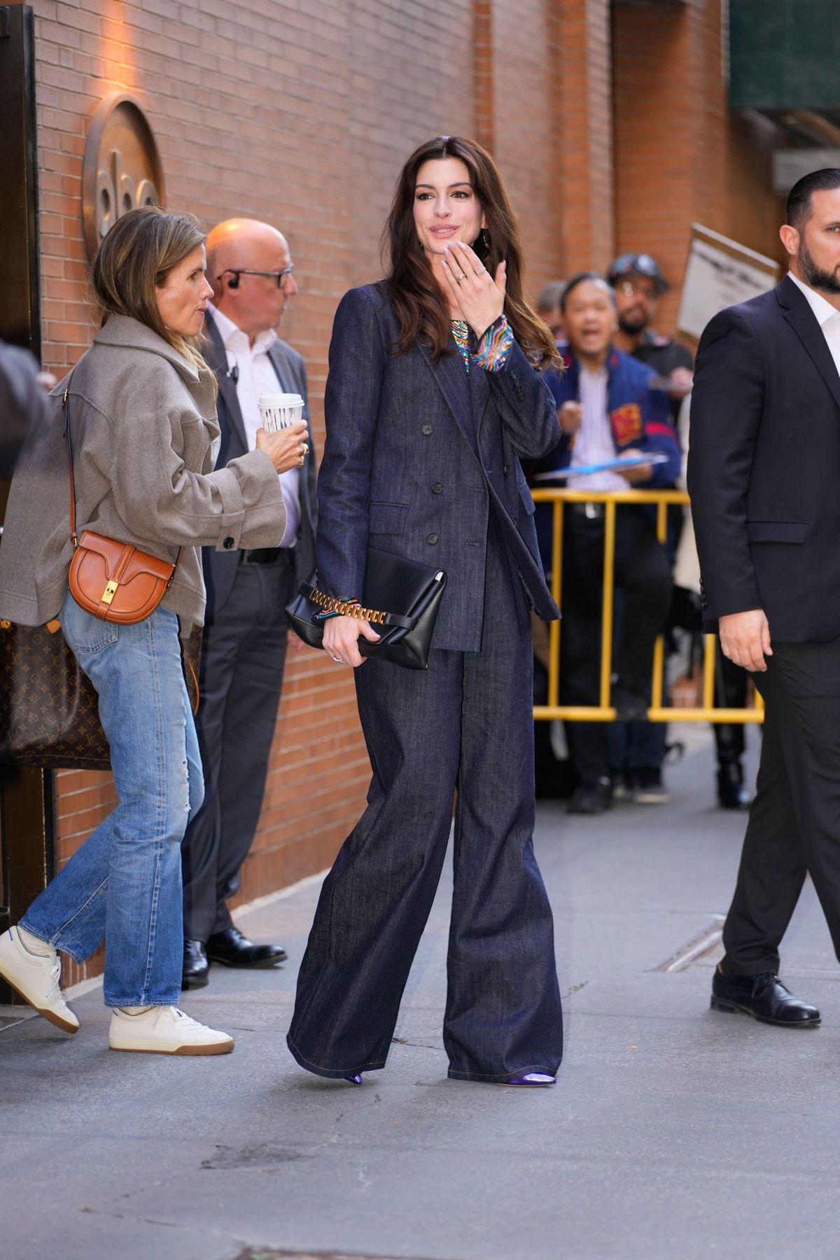 Anne Hathaway chứng minh: Diện quần càng dài, vẻ ngoài càng sang