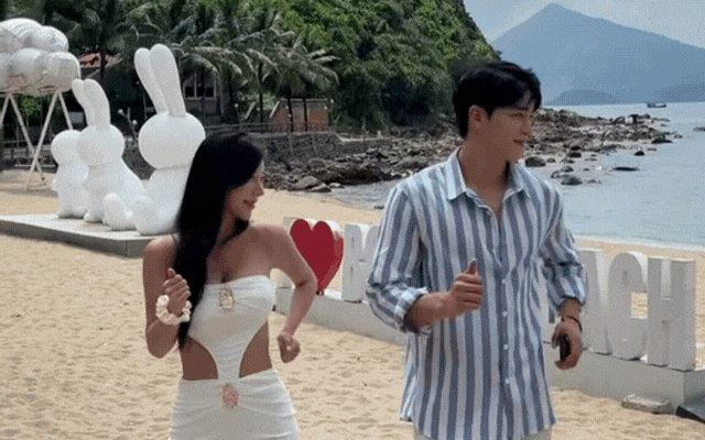 Danh tính chàng trai mặc áo Grab có vợ đẹp như 