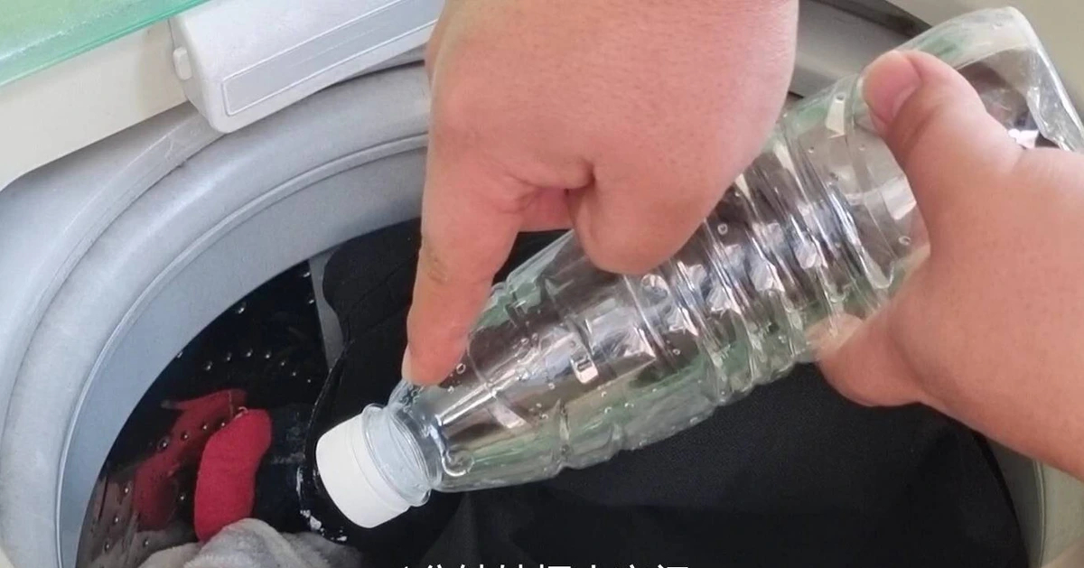 Thả 1 chai nhựa rỗng vào máy giặt: Quần áo hết cảnh xoắn tít như bó giò, chấm dứt ác mộng nhăn nhúm