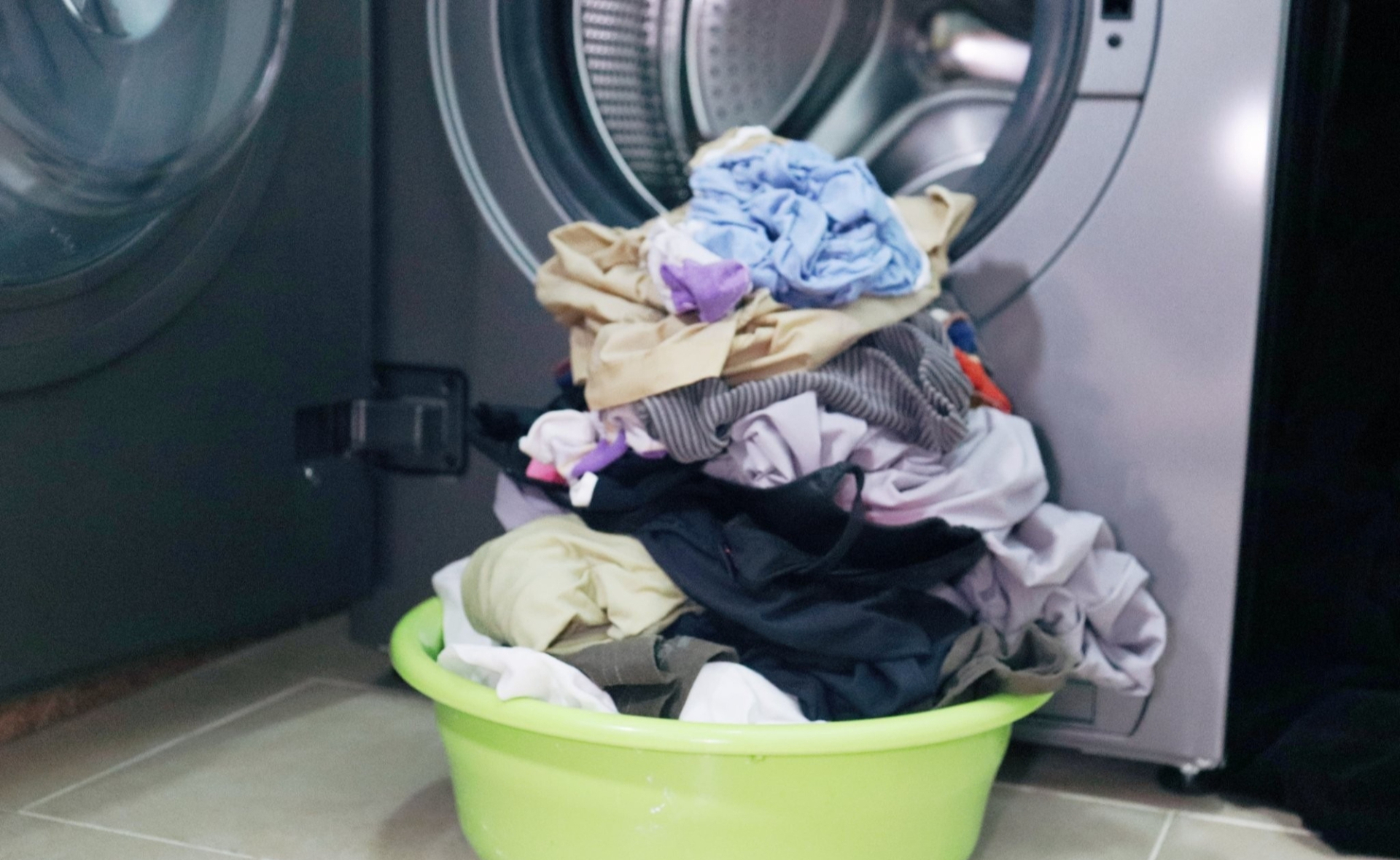 Thả 1 chai nhựa rỗng vào máy giặt: Quần áo hết cảnh xoắn tít như bó giò, chấm dứt ác mộng nhăn nhúm