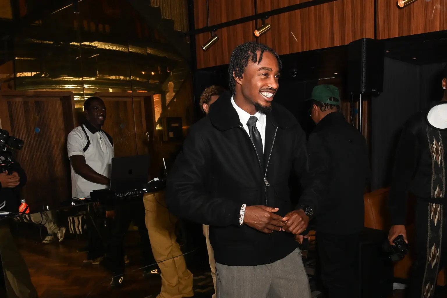 Lil Tjay sinh năm 2001, trở nên nổi tiếng với đĩa đơn Resume ra mắt hồi năm 2017. Sau đó đúng 1 năm, anh chính thức ký hợp đồng với Columbia Records sau thành công của single Brothers. Vào năm 2019, Lil Tjay phát hành album đầu tay True 2 Myself  và nhanh chóng leo lên vị trí thứ 5 trên bảng xếp hạng Billboard 200. Album thứ 2 của nam nghệ sĩ 10X mang tên Destined 2 Win cũng gặt hái được thành công tương tự. Đáng chú ý, Calling My Phone trích từ album này đã đạt được hạng 3 trên bảng xếp hạng Billboard Hot 100. Ảnh: Pagesix