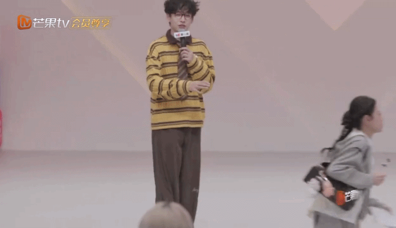 Không chỉ vậy, khi đang ở giữa sét ghi hình, cô còn đột ngột bỏ về để giải quyết chuyện cá nhân khiến ai cũng hoang mang. Ảnh: Weibo. 