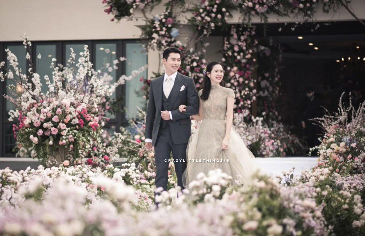 Truyền thông vừa chia sẻ 2 khoảnh khắc chưa từng được công bố về hôn lễ Son Ye Jin - Hyun Bin. Những hình ảnh này đều được chụp tại hiện trường đám cưới của cặp đôi vàng hồi tháng 3/2022. Đặc biệt, khung hình 2 ngôi sao khoác tay nhau bước đi giữa khung cảnh ngập tràn sắc hoa đã trở nên viral vì được nhận xét là đẹp hơn bất kỳ thước phim ngôn tình nào. Ảnh: X