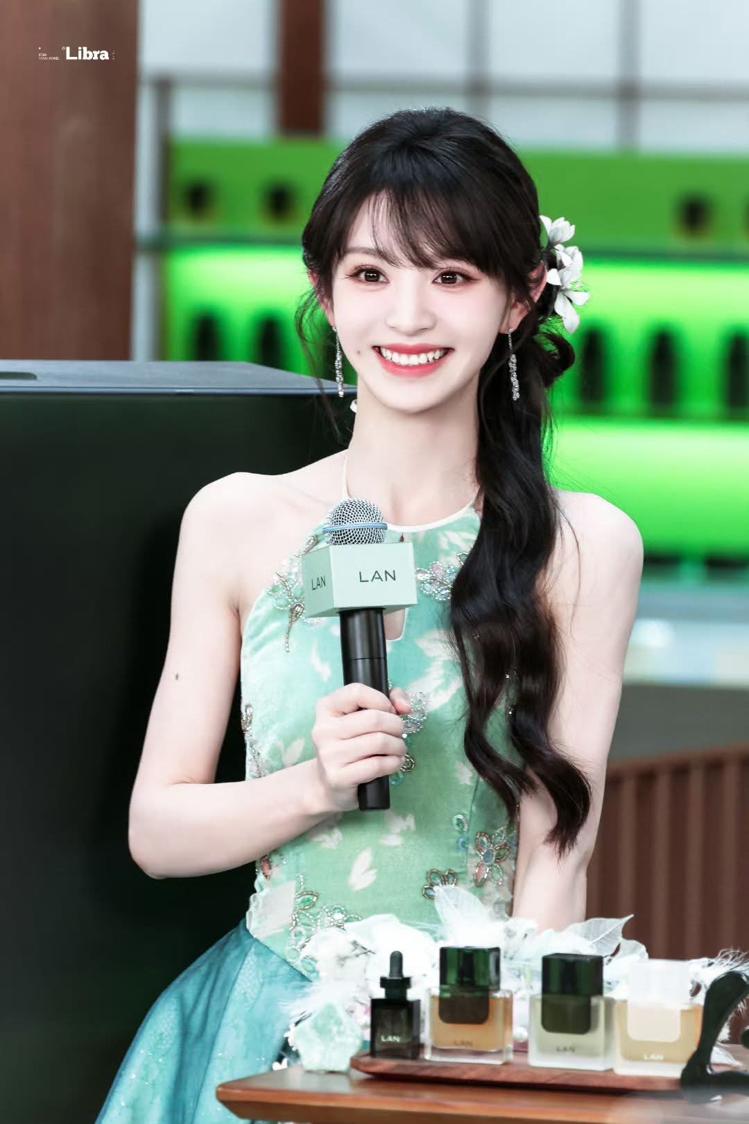 Điền Hi Vi không còn cố khoe vòng 1, chọn mặc đồ local brand Việt sau sự cố cắt sóng