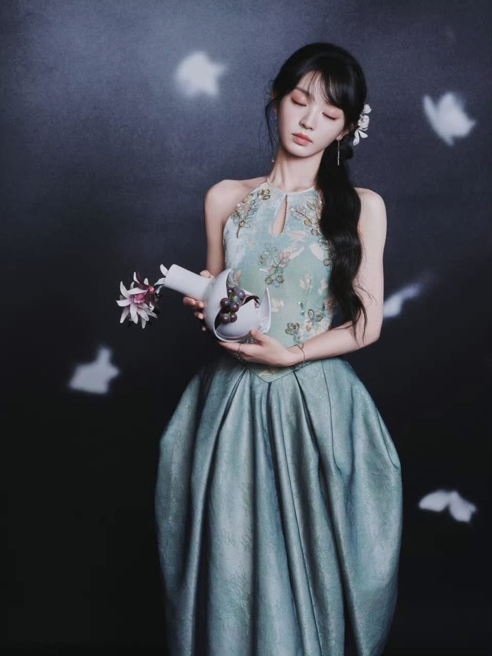 Điền Hi Vi diện thiết kế nằm trong BST Hè 2024 của DD ATELIER. (Nguồn: Weibo)