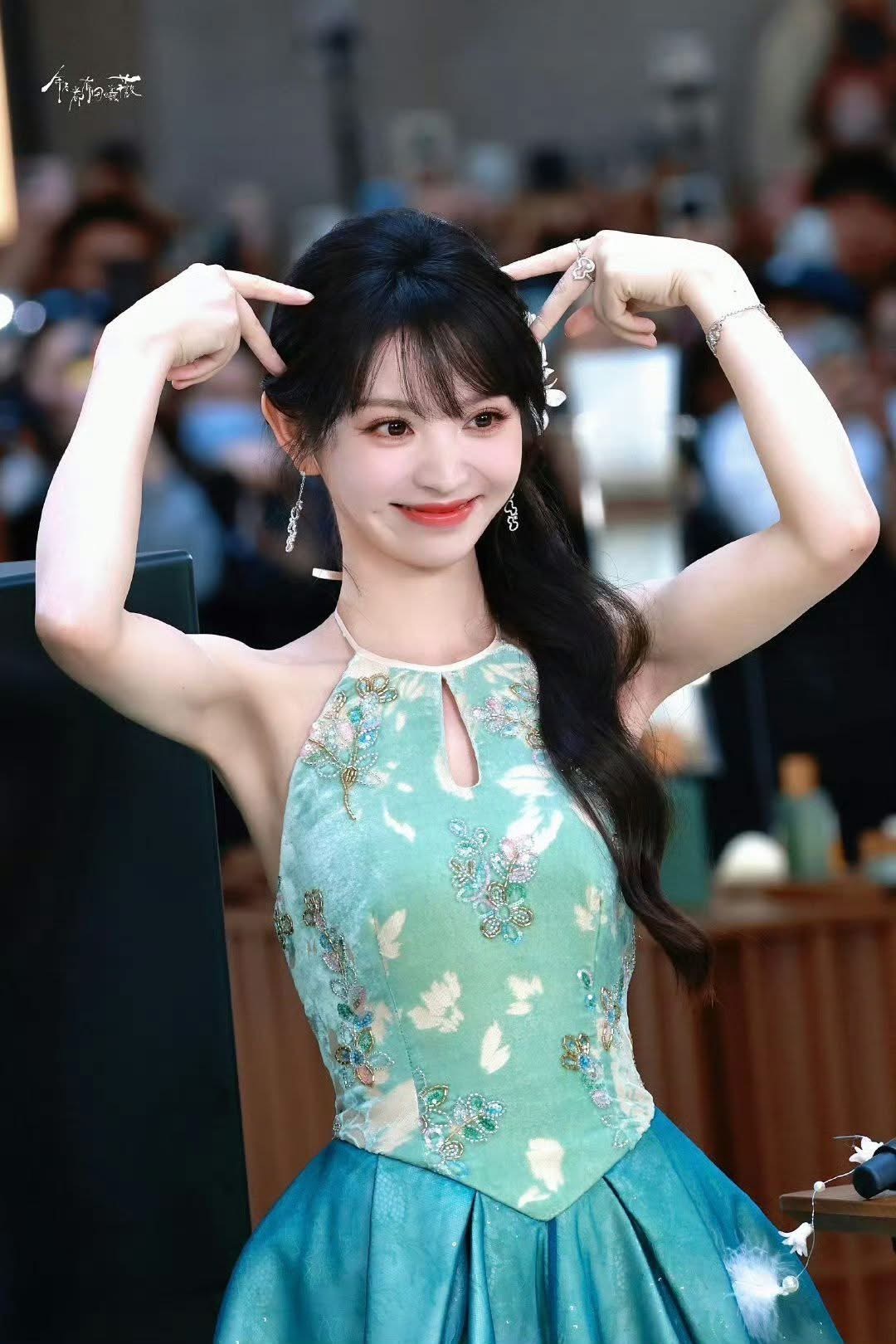 Nhan sắc tinh khôi, mong manh và rạng rỡ của Điền Hi Vi tại sự kiện. Dù không diện những bộ cánh khoe body bốc lửa, nữ diễn viên vẫn 