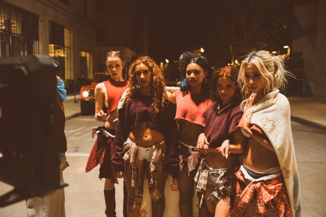 Shiloh (ngoài cùng bên trái) với vai trò vũ công phụ họa trong MV của Dayoung (Ảnh:IG)