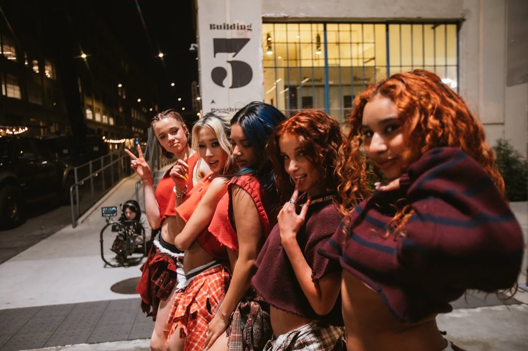 Con gái Angelina Jolie chấp nhận làm nền, xuất hiện 10 giây gây sốt điên đảo vì quá xinh