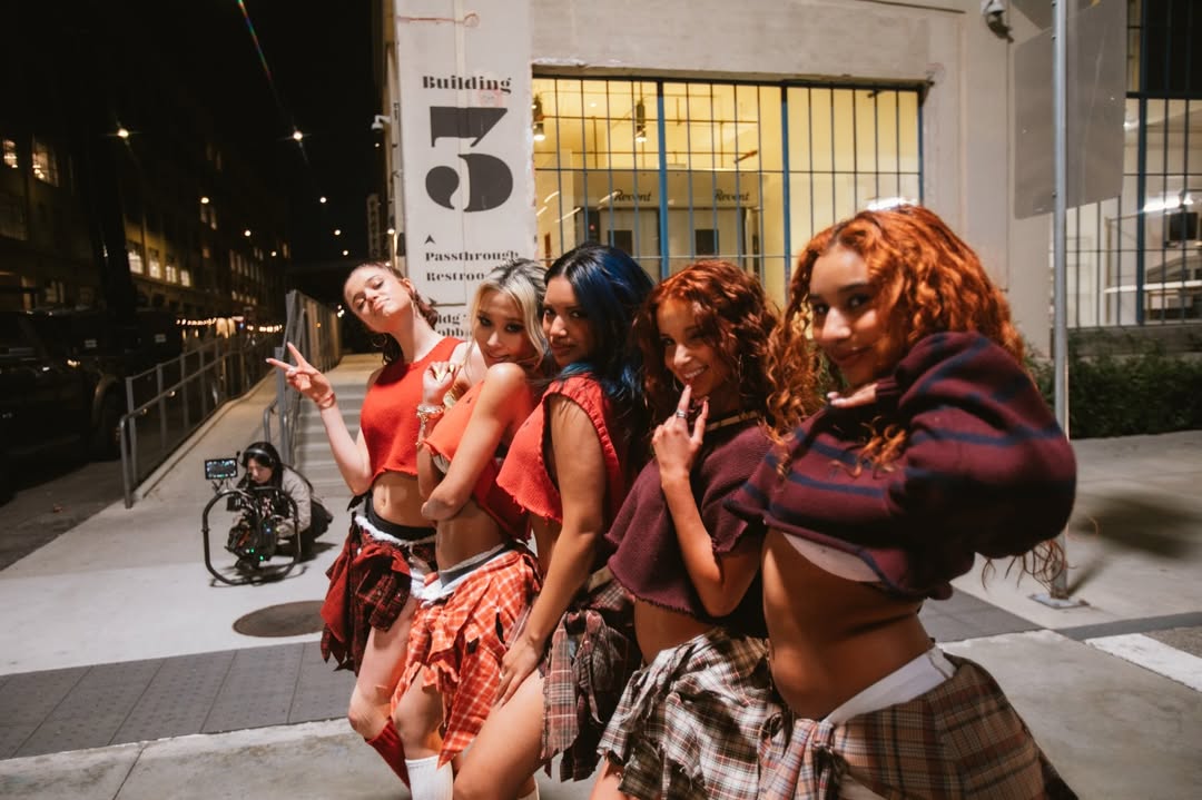 Con gái Angelina Jolie chấp nhận làm nền, xuất hiện 10 giây gây sốt điên đảo vì quá xinh