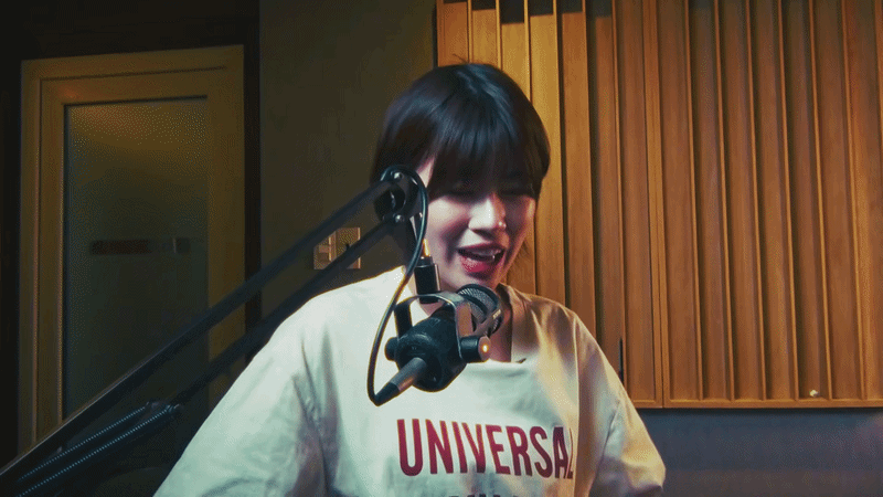 Cô gợi ý thêm các lớp âm thanh như tiếng kèn để tạo độ sang và chiều sâu cho bản nhạc