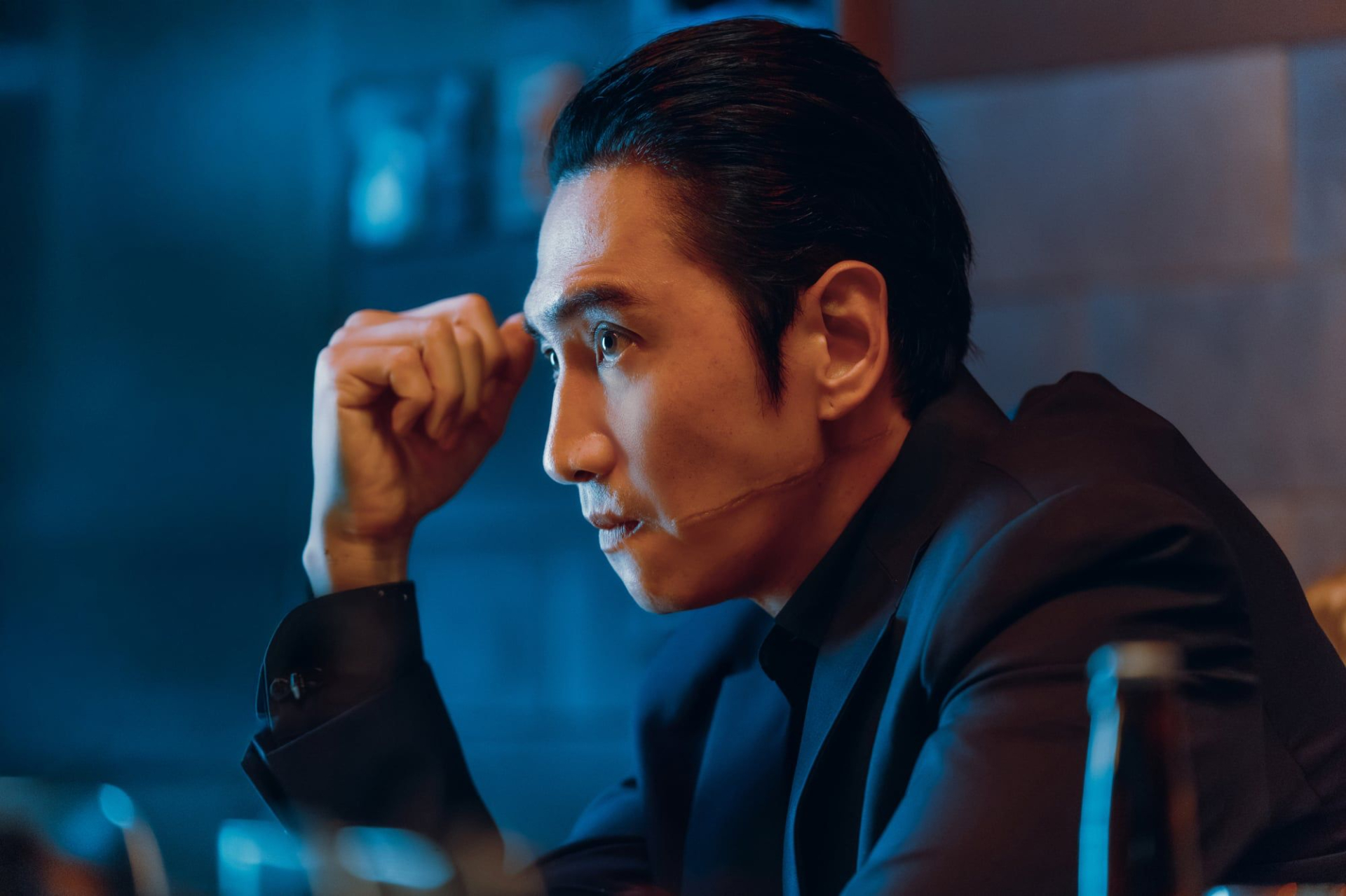 Hoàng tử châu Á lộ vết sẹo dài trên mặt, mấy chục năm trời chưa bao giờ đáng sợ đến thế