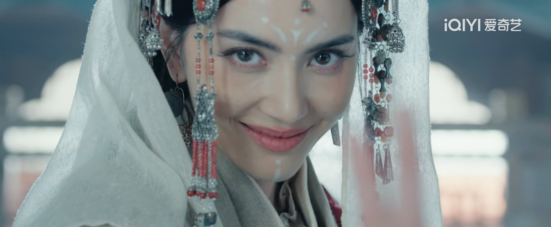 Chiếc váy mỏng tang, mặc như không mặc khiến Mai Davika bị mắng “không biết xấu hổ”