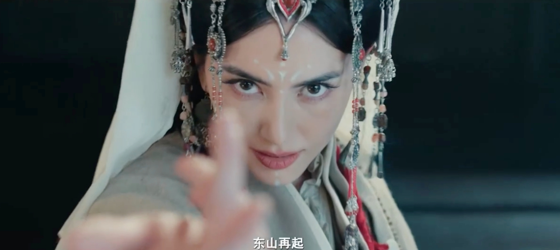 Chiếc váy mỏng tang, mặc như không mặc khiến Mai Davika bị mắng “không biết xấu hổ”