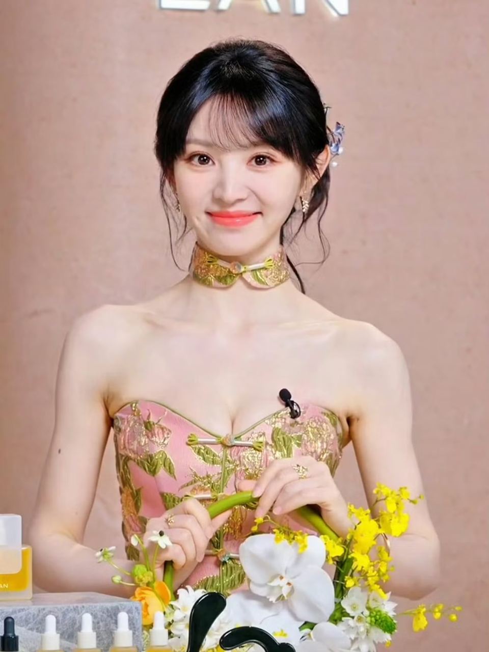 Điền Hi Vi nhận về nhiều tranh cãi khi diện váy o ép vòng 1 trên sóng livestream. (Ảnh: Weibo)