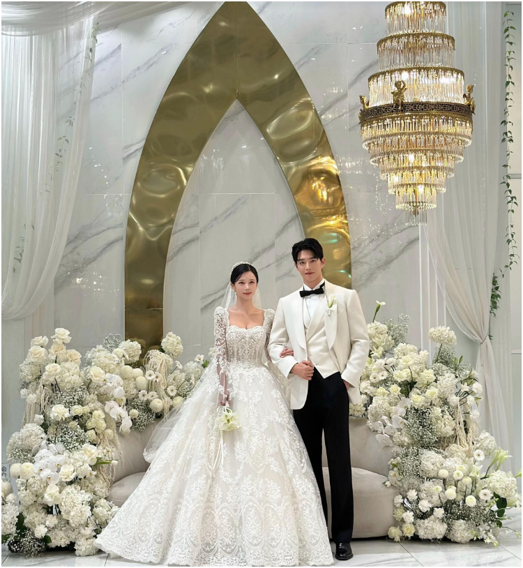 Danh tính chàng trai mặc áo Grab có vợ đẹp như 