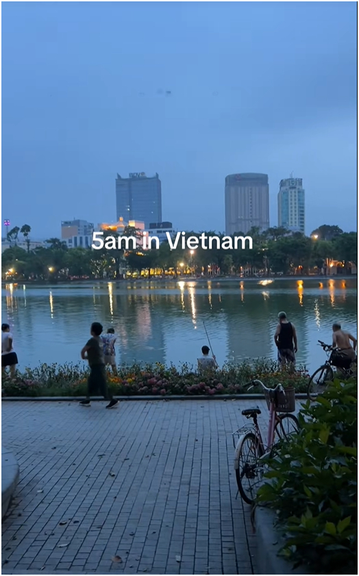 Khách Tây ở Việt Nam phải dậy lúc 5h sáng ra đường để chứng kiến điều hiếm thấy trên thế giới