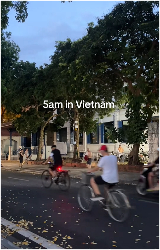 Khách Tây ở Việt Nam phải dậy lúc 5h sáng ra đường để chứng kiến điều hiếm thấy trên thế giới