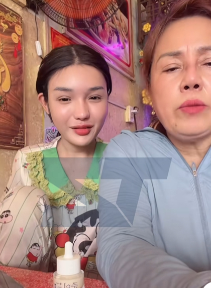 Em gái và mẹ ruột của Ngân 98 trong livestream gần đây 