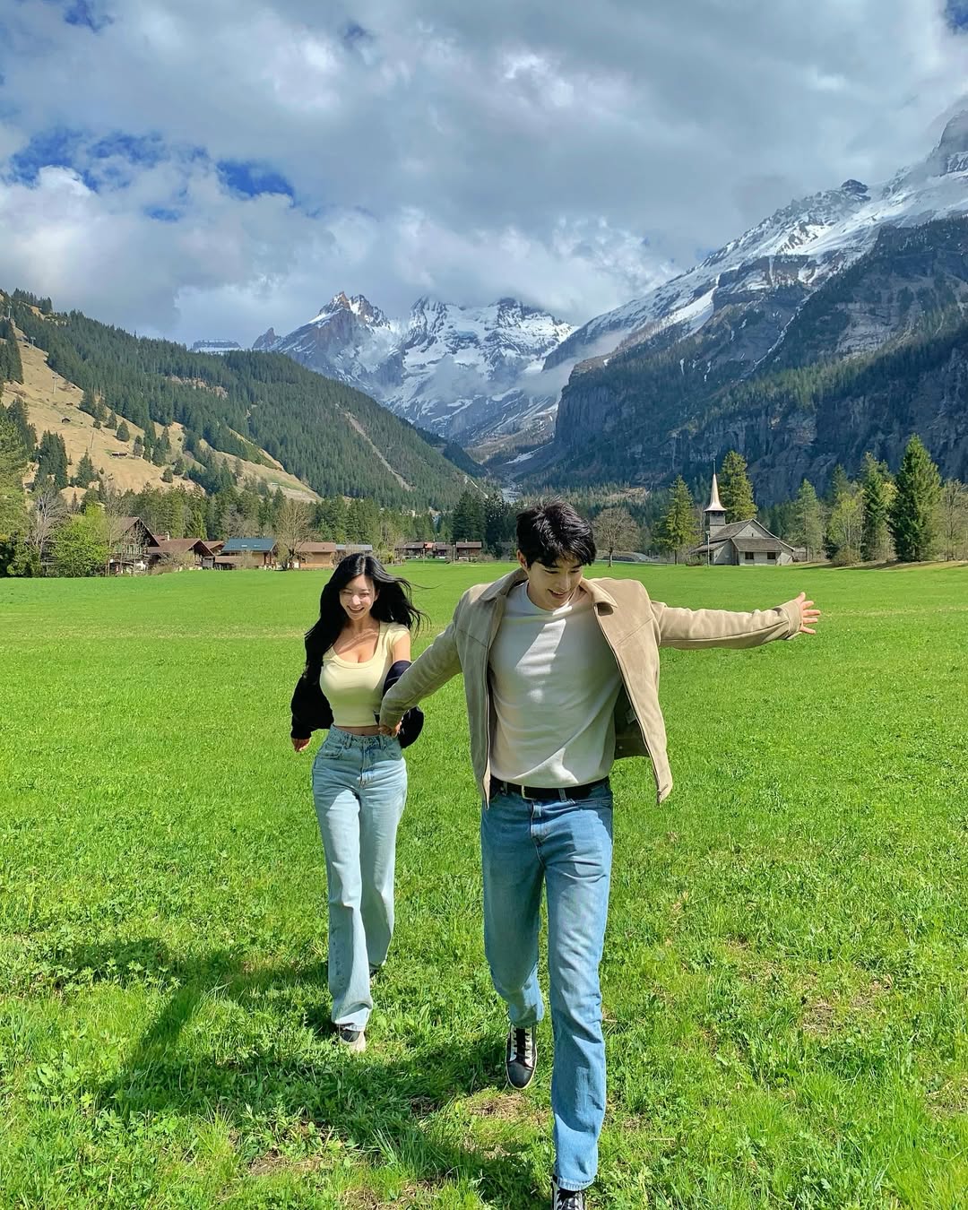 Danh tính chàng trai mặc áo Grab có vợ đẹp như 